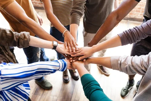 молодые люди проходят лечение в реабилитационном центре